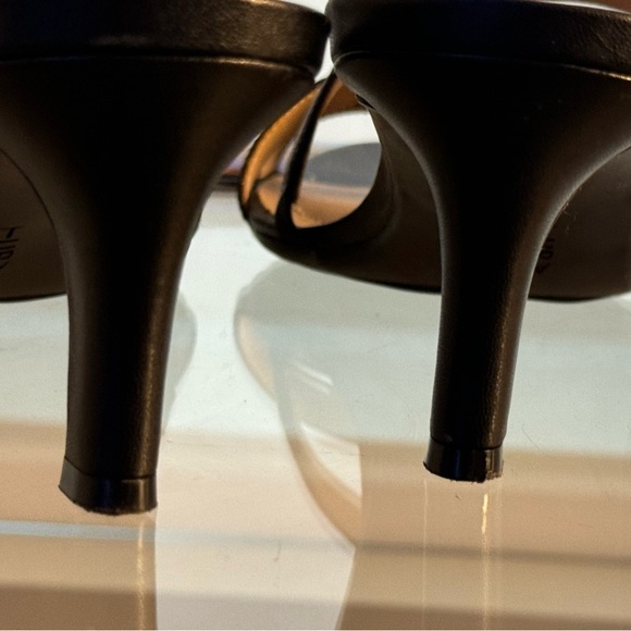 Naturalizer sandals, size 9 N - Picture 7 of 8